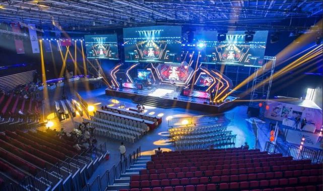 看台上一声 看台上一声